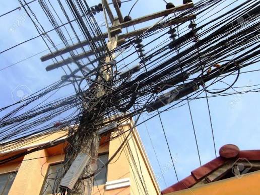 Andyahrens's tweet photo. @oscar_marandu @ArturoMRubin Otro punto que esta totalmente descontrolado y es horrible .. el tendido de fibra óptica no se quien es el encargado de controlar a las empresas de internet..Ande , municipios etc. pero esta totalmente descontrolado.. cables por el suelo ,polución visual https://t.co/A8B2ayhhku