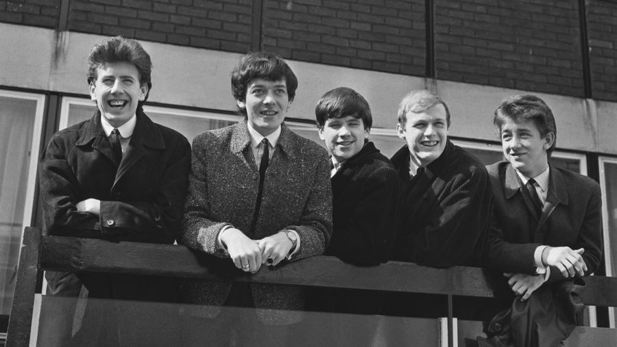 lequotidien509's tweet photo. #Musique | Après 63 ans de carrière, le légendaire groupe britannique The Hollies met fin à son parcours. Suite au retrait de #TonyHicks pour raisons de santé, Bobby Elliott a également annoncé sa retraite. Leur tournée mondiale s’achève avec gratitude envers des générations de fans.#lequotidien509 #haiti #diaspora #TheHollies #Musique #Culture
