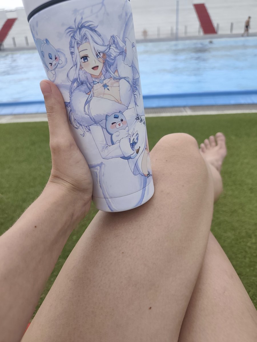CapyBoBozen's tweet photo. Took my favourite cup on date by the pool. It was best cup out there and it knew it. No other cup could compare to it 😌
#AmaLee https://t.co/hqufw6fKPc
