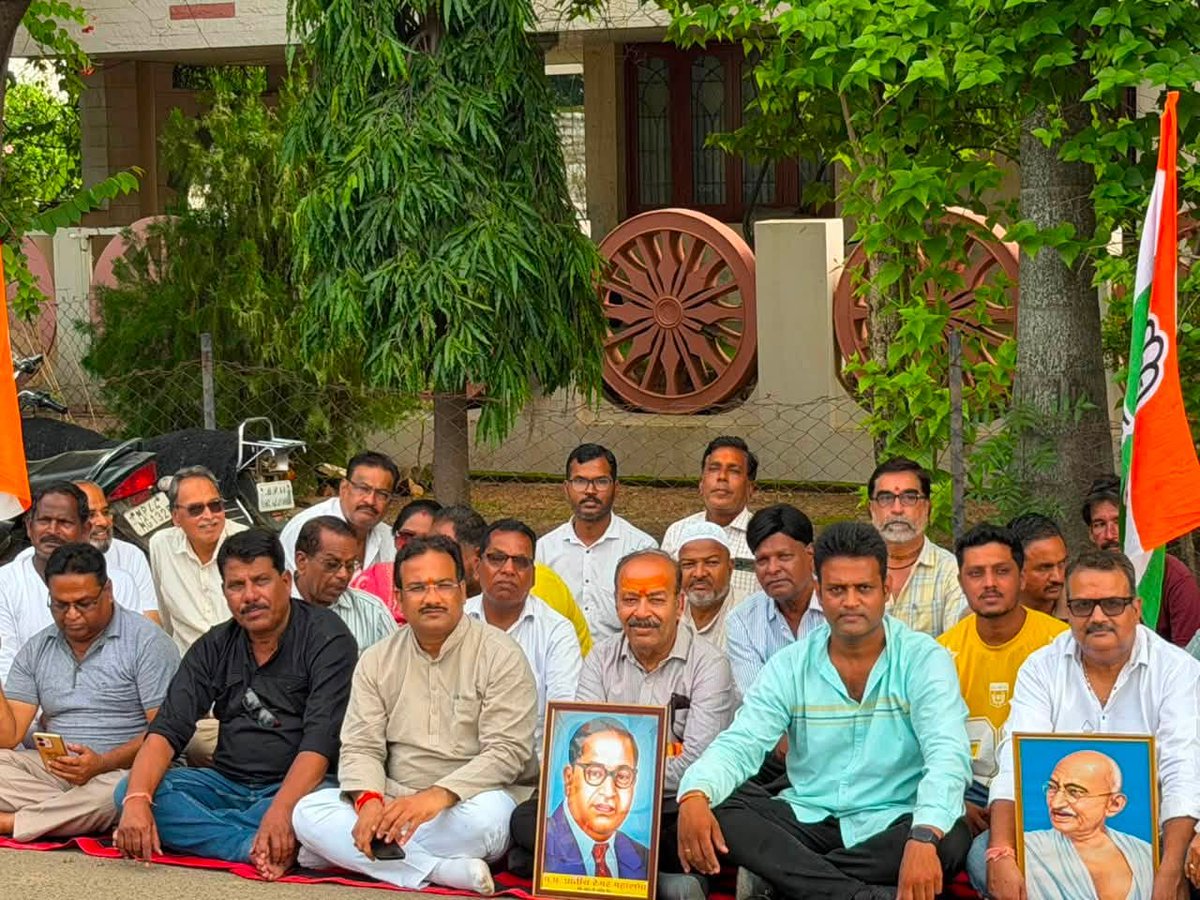 INCMP's tweet photo. दिल्ली में 20 जुलाई को कनॉट प्लेस के पास छात्रों पर पैलेट गन से हमला किया गया, जिसमें साहिल की आंख में पैलेट लगने से गंभीर चोट आई। इस मामले में FIR दर्ज कराने की मांग को लेकर आज नेता प्रतिपक्ष श्री राहुल गांधी जी दिल्ली के संसद मार्ग पुलिस स्टेशन पर धरने पर बैठे हैं।

इसी मांग के समर्थन में #नीमच जिला कांग्रेस अध्यक्ष श्री तरुण बाहेती जी के नेतृत्व में कांग्रेसजनों ने प्रदर्शन कर दोषियों के खिलाफ FIR दर्ज करने की मांग उठाई।