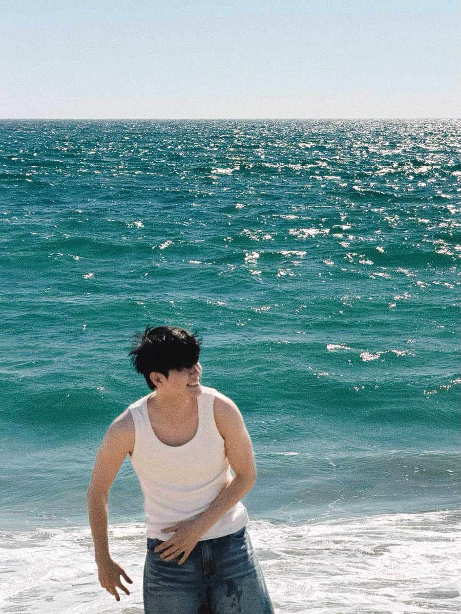 ongepics's tweet photo. ONG SEONGWU???!? THE MAN WHO NEVER SHOWS SKIN IN A SLEEVELESS TOP???? https://t.co/mUTKX6JRtW