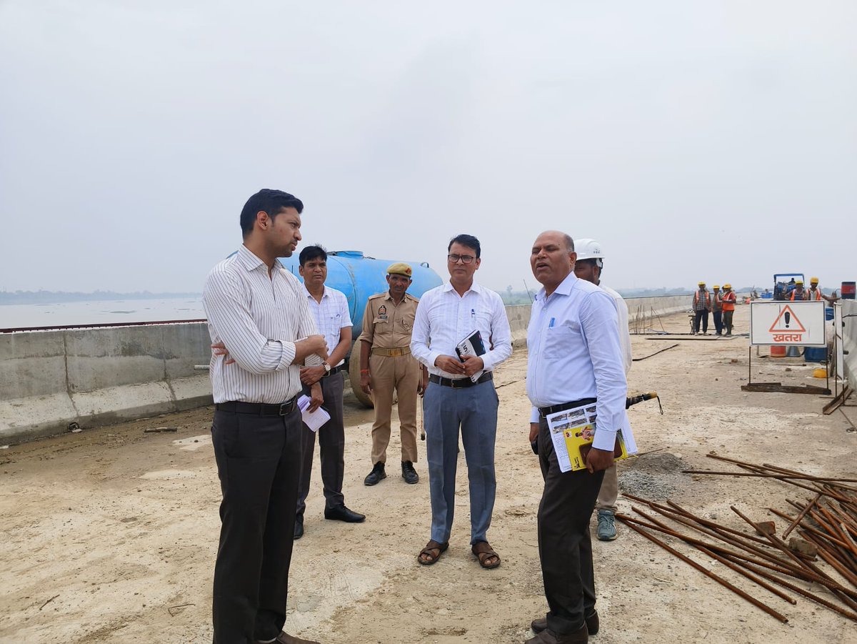 INDIAHEADLINEST's tweet photo. Breaking News : हमीरपुर में निर्माणाधीन बेतवा सेतु का DM ने किया औचक निरीक्षण | 

➡️काम में ढिलाई पर सेतु निगम के EE और ठेकेदार को फटकार | 

➡️करीब ₹302 करोड़ की परियोजनाओं में तेजी के निर्देश | 

➡️लापरवाही पर पेनल्टी और भुगतान में कटौती के आदेश |

#Hamirpur #BetwaRiver #BridgeConstruction #UPNews #IndiaHeadlinesTV