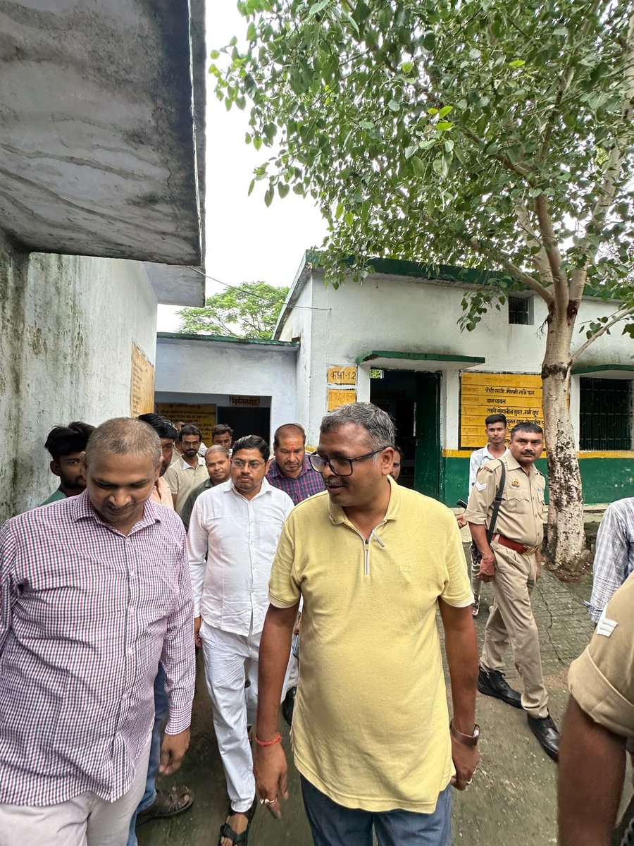 INDIAHEADLINEST's tweet photo. Breaking News : हमीरपुर में विधायक डॉ. मनोज कुमार प्रजापति ने कंपोजिट विद्यालय पारा का किया औचक निरीक्षण | 

➡️बच्चों के साथ बैठकर मिड-डे मील चखा | 

➡️पढ़ाई, साफ-सफाई और मूलभूत सुविधाओं का लिया जायजा | 

➡️स्टाफ को गुणवत्ता और स्वच्छता बनाए रखने के निर्देश |

#Hamirpur #MidDayMeal #UPNews #IndiaHeadlinesTV