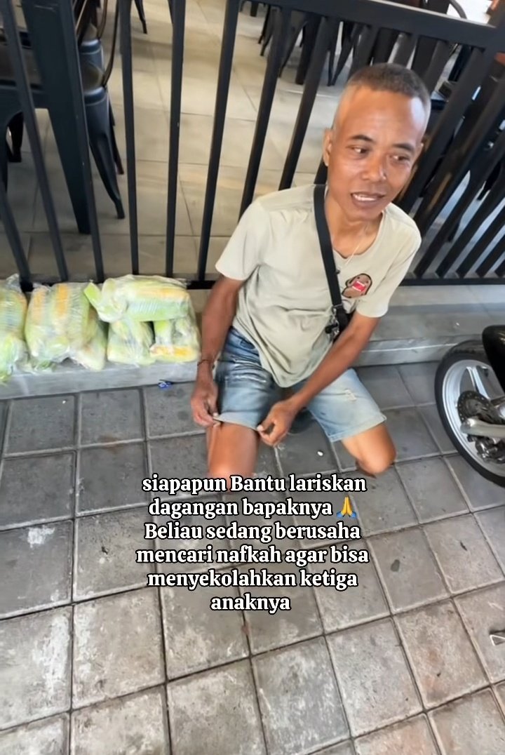 LiaAfri03881071's tweet photo. Namanya pak gede bantu lariskan dagangan bapaknya guys🥲 beliau jualan dalam keadaan sakit dan lagi berjuang melawan kanker usus stadium 4 tiap hari jualan jagung milik orang lain dan bapaknya di upah sesuai hasil penjualan🥲💔
untuk Lokasi bapaknya jualan depan SAS( soto ayam surabaya renon)