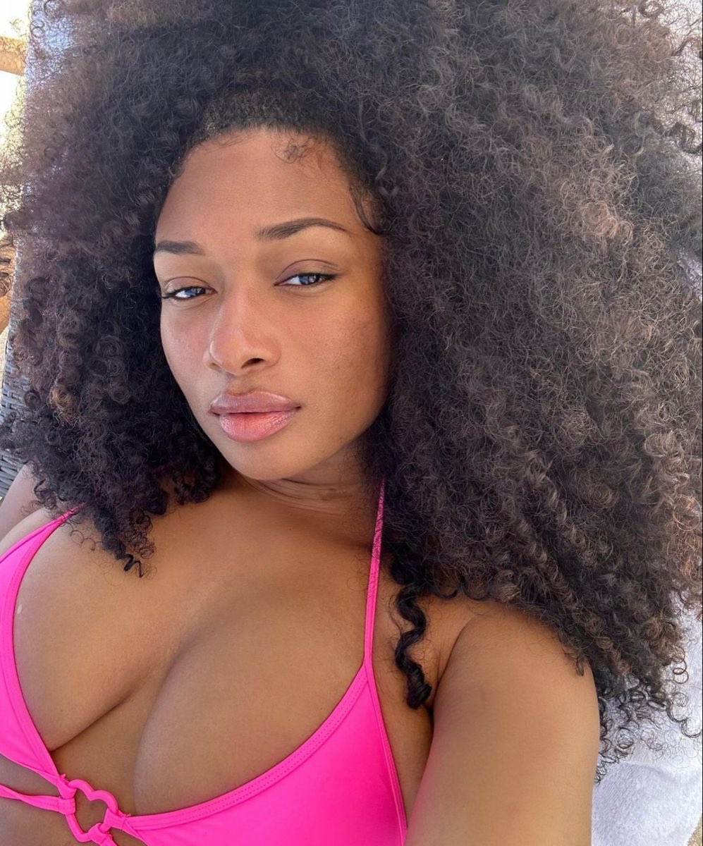 hotgirlaliyah's tweet photo. no makeup &amp; curls ˚₊‧ ꒰𑁬❤︎໒꒱ .⁺｡ https://t.co/u7GaNqZSRU