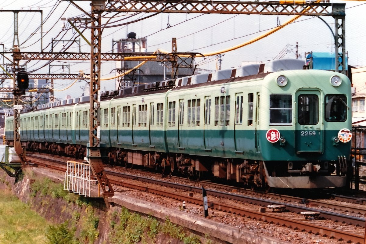 senshuliner's tweet photo. 京阪の「卵型車両」2200系、2400系、2600系が本日をもって引退したそうですね。京阪を代表する車体形状だっただけに一つの時代が終わったことを実感せずにはいられません。長らくの活躍お疲れ様でした。
1983.4.24 五条-七条
1985.1.1 枚方市-枚方公園
1987.5.23 五条-七条 https://t.co/2iBXJc6orR