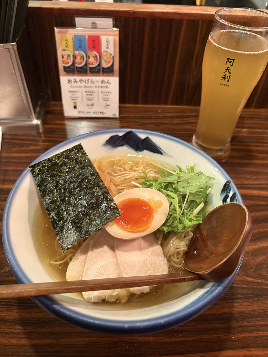 Sessan0827's tweet photo. ____雨宿り場所がラーメン屋でした

そこで出会う君と僕

愛の存在証明に代わるものなんてない！！

嘘！貴方も気づいてるはず！！
ラーメンに疲れを癒してもらってることを！！

違う、そんな！
そんな…僕はただ…

ラーメン＝愛の存在証明ってこと⁈

僕と愛とラーメンと____ https://t.co/PnbpnmHDKO