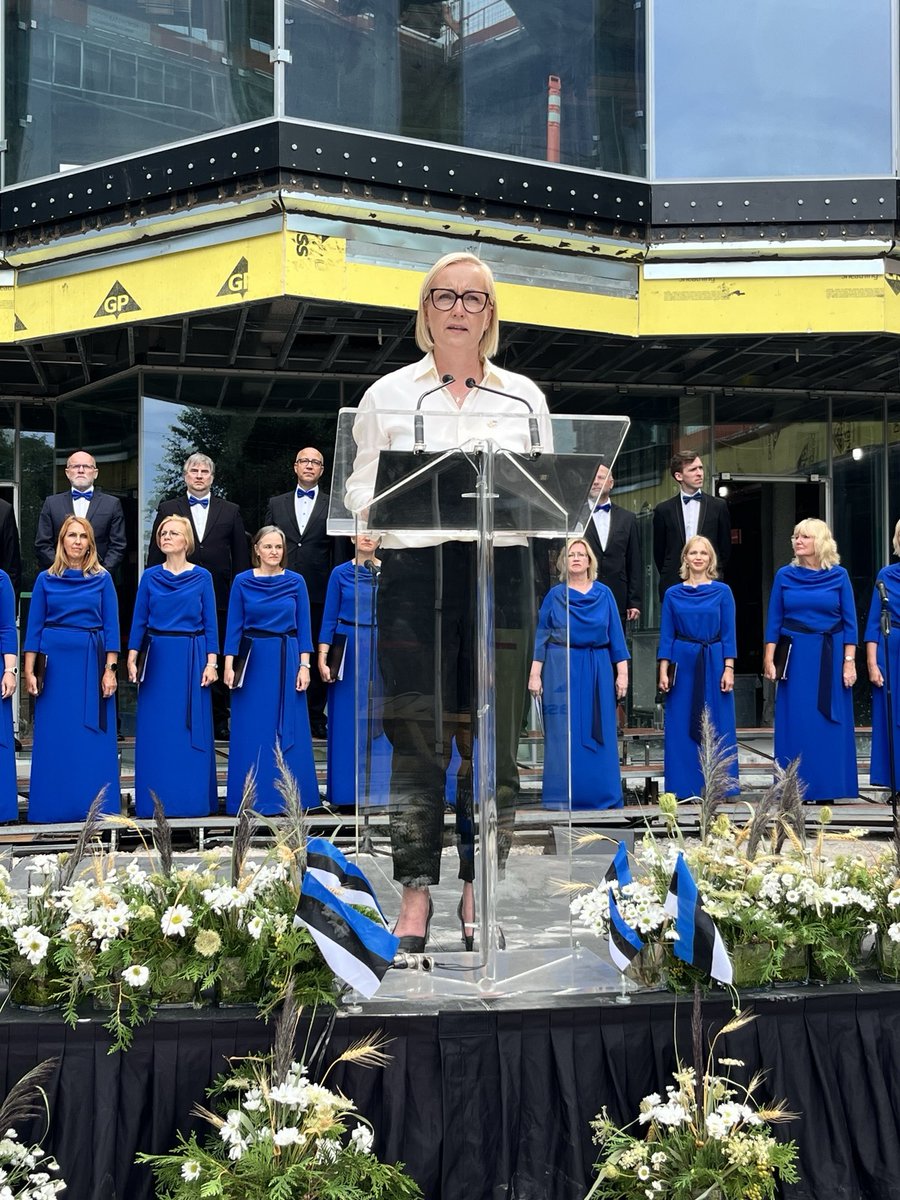 haridusmin's tweet photo. Freedom. Continuity. Community.

Yesterday, Minister Kallas spoke at @Keskus in Toronto 🇨🇦 as Estonians gathered for #KESKfEST and marked 35 years since the restoration of Estonia's independence.

A reminder that Estonian language, culture and education thrive far beyond Estonia. https://t.co/iu6a8OpvZz