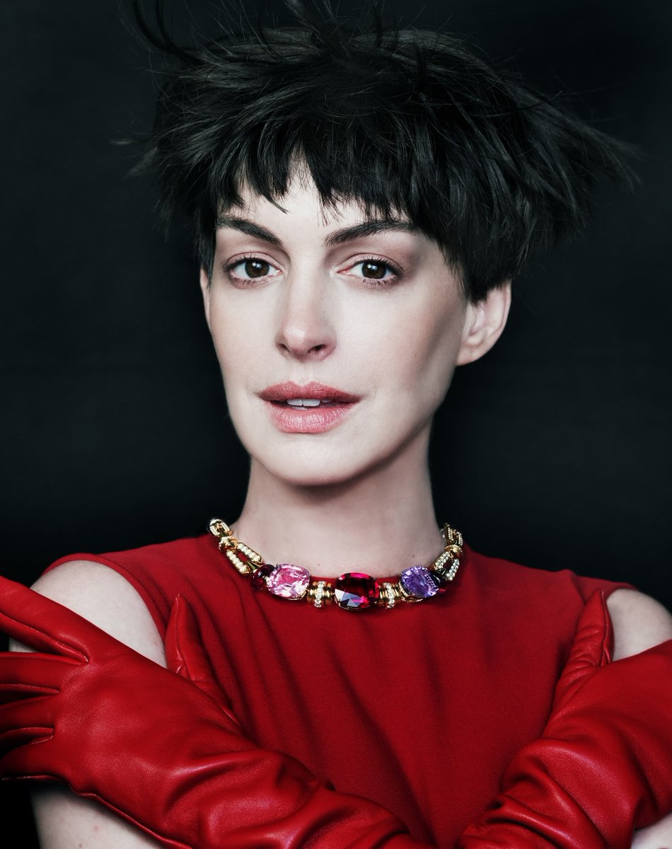 annehathawaybr's tweet photo. Anne Hathaway para a revista Vogue China. https://t.co/0viryPsDeN