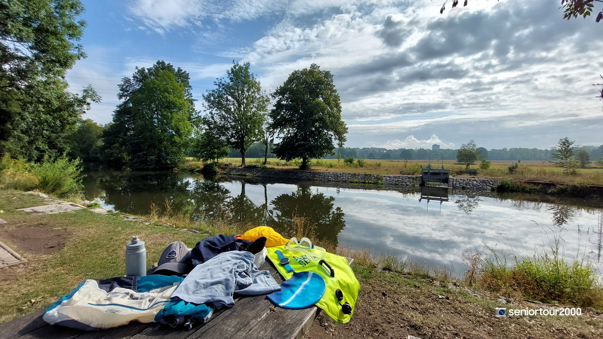 seniortour2000's tweet photo. Ranní duatlon..proti trochu zakalenému proudu tam, po proudu zpátky a podél řeky po loukách domů.. #PlovarnaHradiste #Uhlava #swimrun #swimrege #swimsolo #greentorpedo #OpenWaterSwimming #wildswimming #GallowayMethod #FanoushiToDas 🏃♂️🏊♂️💙💚👍😊 https://t.co/q1sgYYk3XL