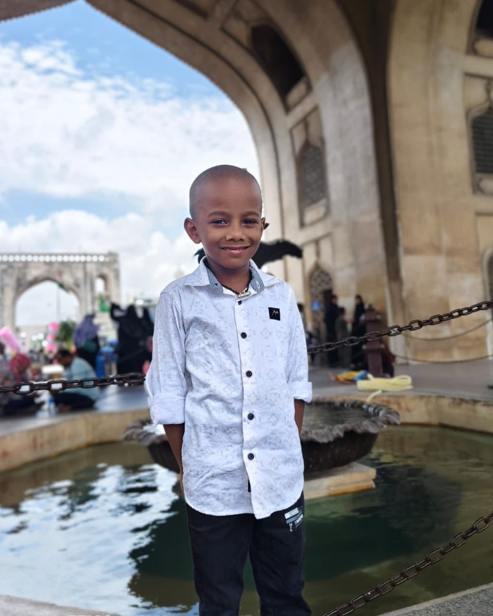 Cultination1's tweet photo. 🇮🇳🚨 DRAME : Un garçon de 6 ANS, MEURT en classe après avoir été frappé par son enseignante.

Les faits enregistrés en vidéo

En Inde, Pranay Teja, 6 ans, aurait été giflé par son enseignante Anuradha après ne pas avoir rendu son devoir. Quelques secondes plus tard, il s’est effondré en pleine classe.

Transporté d’urgence à l’hôpital, l’enfant est malheureusement décédé. Une ENQUÊTE a été ouverte et l’autopsie doit déterminer les causes exactes de sa mort.