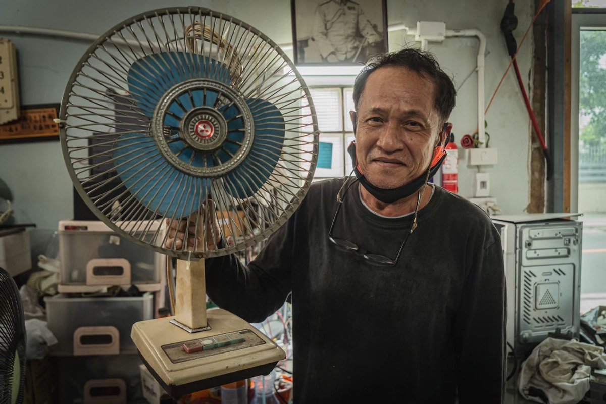 Mirror_org's tweet photo. เมื่อก่อนมูลนิธิกระจกเงา ได้รับบริจาคเครื่องใช้ไฟฟ้ามาหลากหลายประเภท โดยเฉพาะพัดลม
.
พัดลมถูกบริจาคมาพอสมควร หลายตัวเช็กแล้วยังใช้ได้ ก็นำมาจำหน่าย แต่หลายตัวมันเปิดไม่ได้ คอไม่ส่าย ฯลฯ มูลนิธิก็จะทำการจำหน่ายไปตามสภาพของมัน
.
เสียดายของ !!! เป็นสิ่งที่เราคิดกัน แต่ก็ทำอะไรไม่ได้
.
เมื่อทำโครงการจ้างวานข้าขึ้นมา เรามีสมาชิกจ้างวานข้าหลายคนที่มีทักษะในงานช่าง พวกเขาหลายคนตกงานจากงานช่างที่เคยได้ทำมาตลอดชีวิต
.
เมื่อมาเป็นสมาชิกจ้างวานข้า เราอยากมีงานให้พวกเขาได้ทำ พวกเขายังเก๋า พวกเขายังเก่ง แต่ถูกทำให้เป็นสิ่งชำรุดใช้งานไม่ได้เสียอย่างนั้น
.
เสียดายคน !!! เป็นสิ่งที่เราคิดกัน แต่ก็พอจะทำอะไรขึ้นมาได้
.
ของต้องซ่อม มีคนซ่อมได้ ช้าการช่างจึงเริ่มถือกำเนิดขึ้น จากเรื่องราวแบบนี้
.
ลุงณรงค์ คือ ช่างชราคนแรกที่เข้าโครงการ
.
”เจ้าหน้าที่กระจกเงาไปเยี่ยมบ้านผม ตอนนั้นที่สัมภาษณ์ ผมก็เอาเครื่องมือช่างออกมาให้ดู รีบแสดงให้เห็นว่าเป็นช่างจริง ๆ ทีนี้เขาก็ให้มาทำงานคัดแยก เช็กเครื่องใช้ไฟฟ้า ตอนนั้นอยู่ร้าน outlet (ร้านขายของมูลนิธิกระจกเงา) เพิ่งเปิดได้ 3 วันเอง ลุงเช็กอยู่หลายเดือนจนเจ้าหน้าที่ให้ลองซ่อมดูก็นั่งซ่อมคนเดียวกับโคมไฟ 1 ตัว ตอนนั้นซ่อมพัดลมเป็นหลัก ตอนนั้นมันขายดีมาก “
.
แกเล่าถึงการกลายเป็นคนชำรุดที่แทบไม่มีใครต้องการใช้สอย
.
“ตอนลุงอายุ 50 ปี รวมเงินกันกับเพื่อนเปิดร้านรับซ่อมเครื่องใช้ไฟฟ้าทุกชนิดที่ตรอกโรงไม้ลาดพร้าว 71 ชีวิตดีมาตลอดจนถึงช่วงโควิด งานเริ่มน้อยมาก ไม่มีคนเอามาให้ซ่อม เพื่อนสนิทมากรักที่สุด 40 ปี ที่เปิดร้านด้วยกัน มาตายเพราะโควิด ลุงทำใจไม่ได้ เลยไม่ทำต่อมันเหมือนหมดทุกอย่าง ก็เลยตัดสินใจเลิกกิจการไปอยู่กับน้องสาวกับหลานแถวเคหะบางกะปิ”
.
วันนี้เป็นเหมือนครูใหญ่ พี่ใหญ่ ที่ปรึกษาของเพื่อนวัยชราในช้าการช่าง
.
”ของก็เข้ามาเยอะเลยไปชวนลุงพี่ชายเมียเก่ามาทำด้วย เพราะแกก็ไม่มีงาน จากนั้นเจ้าหน้าที่กระจกเงาก็เปิดรับสมัครเพื่อนใหม่มาช่วยเต็มเลย เริ่มมีเพื่อนเยอะได้คุยกัน สนุกกับงานไปด้วยกันไม่เหงาสานต่ออาชีพเดิมที่ทำมาตั้งแต่หนุ่ม ทำให้เพื่อนที่ตายไปตอนโควิดได้เห็นว่า ‘กูยังซ่อมเหมือนเดิมเป็นช่างซ่อมเหมือนเดิมนะมึง’ ”
.
“ตอนนี้ผมทำหน้าที่มากกว่างานซ่อมเครื่องใช้ไฟฟ้า คือ ช่วยดูแลเพื่อน ๆ พี่ ๆ น้อง ๆ ในช้าการช่าง เพิ่มทักษะให้เพื่อน ๆ ที่เข้ามาใหม่ด้วย”
.
วันนี้พัดลมที่ลุงณรงค์และเพื่อนช้าการช่างได้ซ่อมแล้วเสร็จ มันถูกเปิดทดสอบจนมั่นใจว่าใช้งานได้ต่ออย่างมีคุณภาพ ใบพัดพัดลมหมุน พัดลมไม่อ่อนแรง แรงลมมันคลับคล้ายกำลังพัดทุกข์โศกปลิวหายไป มันบอกว่าฉันไม่ใช่สิ่งชำรุดอีกต่อไป
.
คนที่ซ่อมพวกเราก็เช่นกัน…
__________
สนับสนุนช้าการช่าง ได้ที่…
โครงการผู้ป่วยข้างถนน โดยมูลนิธิกระจกเงา เลขที่ 202-2-58289-4 SCB
.
และ สามารถสนับสนุนช้าการช่างผ่านการบริจาค เครื่องใช้ไฟฟ้ามาได้ที่ มูลนิธิกระจกเงา
.
“ของมีซ่อม งานมีทำ เงินมีใช้ ชีวิตก็ดีขึ้น”