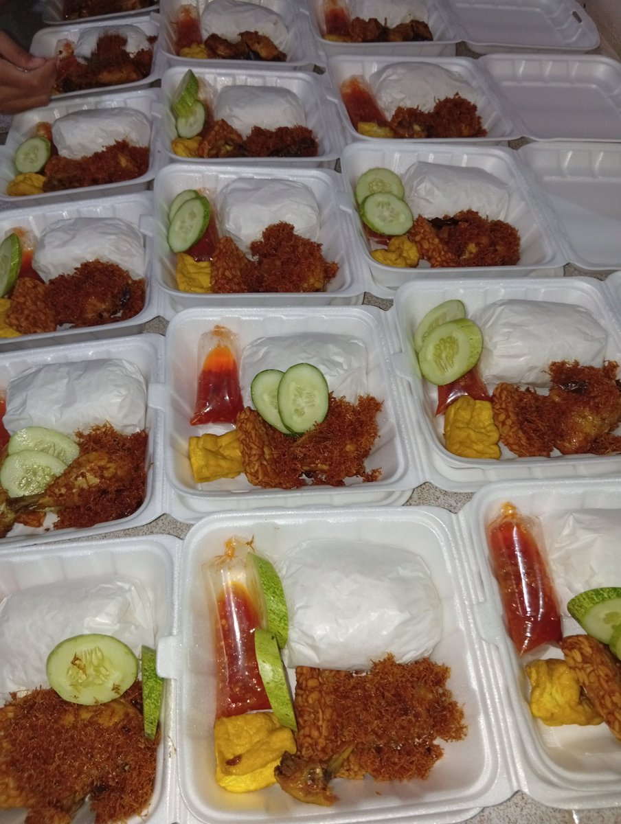 saffajrin's tweet photo. X, pls do your magic ✨
Help R.T
Hi, aku lagi BU utk biaya pendidikanku, aku udh biasa jualan di sklh, krn bapakku cm kang becak. 
Disini mau nawarin jualan donat ku, nasi box. 
Harga mulai 3k-15k.

Aku open utk berbagi di hari selasa, sbg memperingati maulid nabi. 

📍 Jabar https://t.co/lne71StKX9