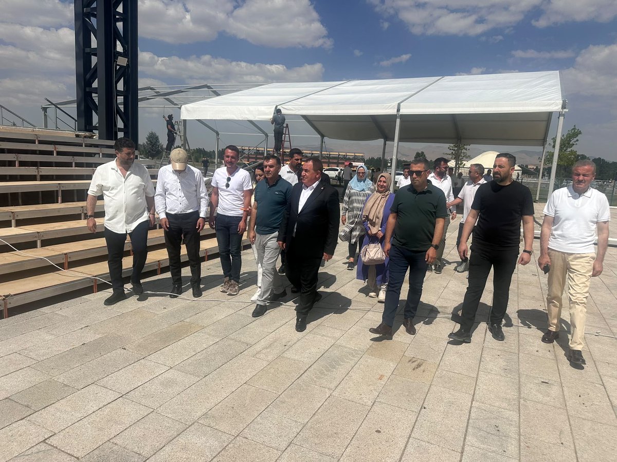 eminsimsekmus's tweet photo. 26 Ağustos Malazgirt Zaferi yıl dönümü kutlamalarının gerçekleştirileceği alanda incelemelerde bulunduk.

Hazırlıkları yerinde görerek yürütülen çalışmalar hakkında bilgi aldık. Malazgirt’in tarihi ruhuna yakışır bir program için emeği geçen herkese kolaylıklar diliyoruz. https://t.co/I9g97rbkEL