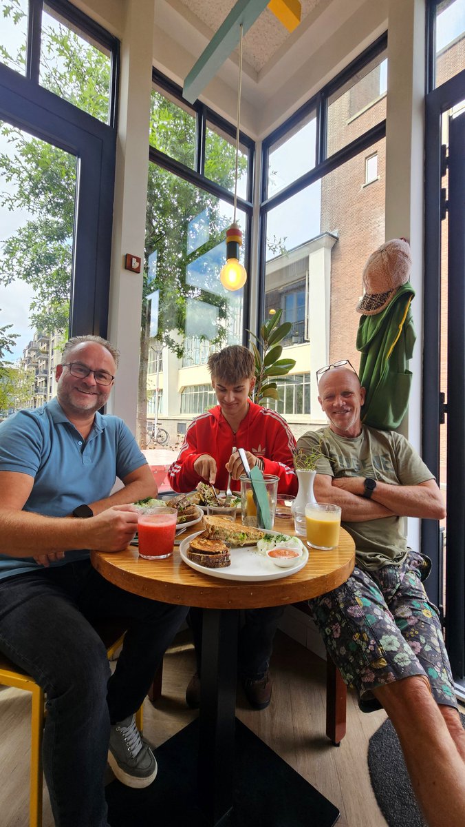 EricRoeske's tweet photo. Beste lunch @ Dagger Coffee #Zijdebalen #Micha #Niels https://t.co/SaY8tfSpOE