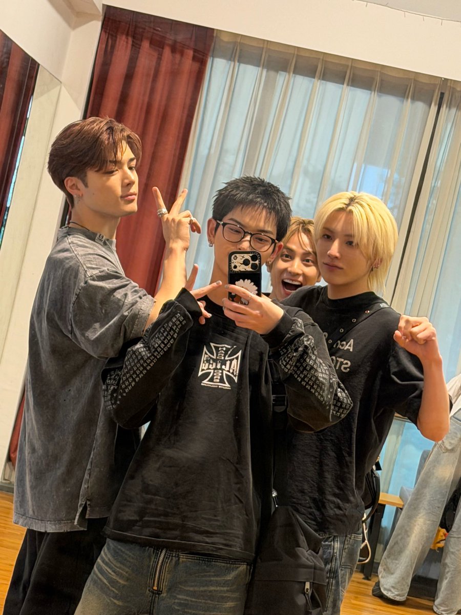 bfweno's tweet photo. makrung takyum double date.. sub puppy tops and their mean sadistic dom bottoms #lifeisworthliving https://t.co/gTthK7TXwI