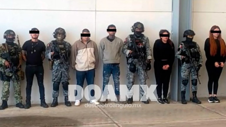 DOA_MX's tweet photo. #EnCorto 🚨 CAEN 9 TRAS OPERATIVO CONTRA "TÍO LAKO" EN MICHOACÁN; ÉL LOGRÓ ESCAPAR
El Gabinete de Seguridad confirmó la detención de nueve personas en Tanhuato y Ecuandureo durante las acciones dirigidas a capturar a Heraclio «N», alias «Tío Lako», quien logró darse a la fuga. Entre los capturados se encuentran la hija y la pareja del presunto líder criminal, además del aseguramiento de 64 vehículos, armas, un dron y explosivos. Tras la quema de unidades y narcobloqueos en 24 puntos, el Plan Antibloqueo logró liberar las carreteras. ¿A dónde fueron trasladados los detenidos? Entérate de la información.
Conforme al Código Nacional de Procedimientos Penales, las personas se presumen inocentes en tanto no se declare su responsabilidad mediante sentencia emitida por la autoridad judicial.
Más info: https://t.co/XKu7lxH0w9
#DesdeOtroÁngulo