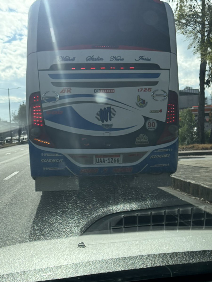 martinezpca's tweet photo. Cuenca de nadie. Hacen parada de bus en un lugar que no está permitido, justo antes del ingreso a la entrada de la gasolinera de Primax de Challuabamba. Es peligroso estacionarse por la velocidad en la que pasan los autos @tomebamba @lunapiedra1 @WRadioEc @emov_ep @WILOPRADO https://t.co/0VMvPRFrXF