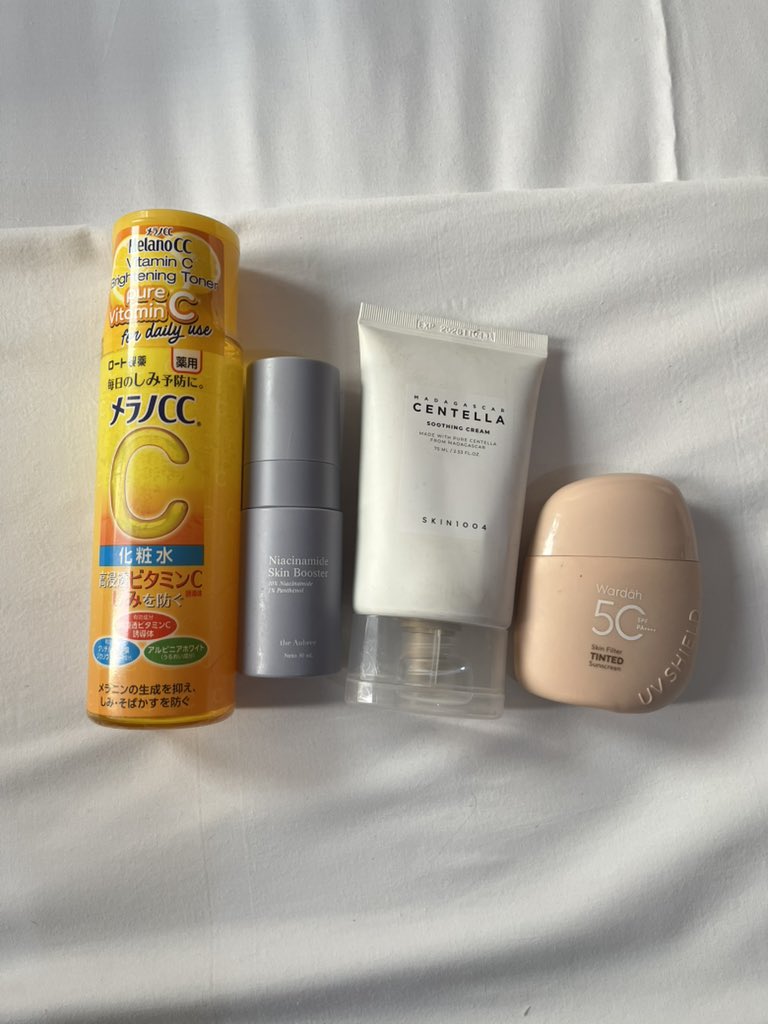 kwetiauuw's tweet photo. Assalamualaikum cantik cantikku 🌹🫰🏻

Produk yg aku pake ini aku urutin dari step by step makeupnya yaa, kita mulai dari skinprepnya dulu🫰🏻

Kulit aku combi to oily skin, khusus buat serum &amp; moist pakainya sebiji jagung aja, semuanya HARUS ditunggu nyerep, gaboleh pake kipas yach https://t.co/606IBudjZE