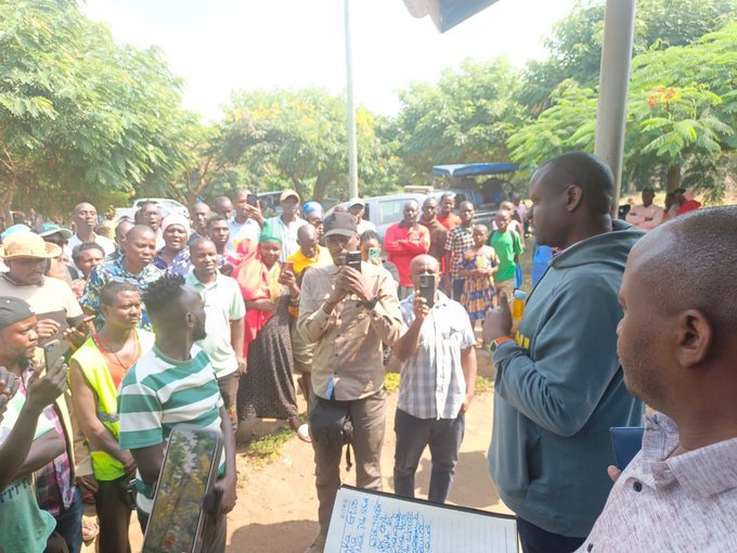SBSradio256's tweet photo. Local Government Minister Balaam Barugahara is in Kasese District on a hunt against corruption.
@SBSradio256 
#sbsnews https://t.co/lWanbO1QtL