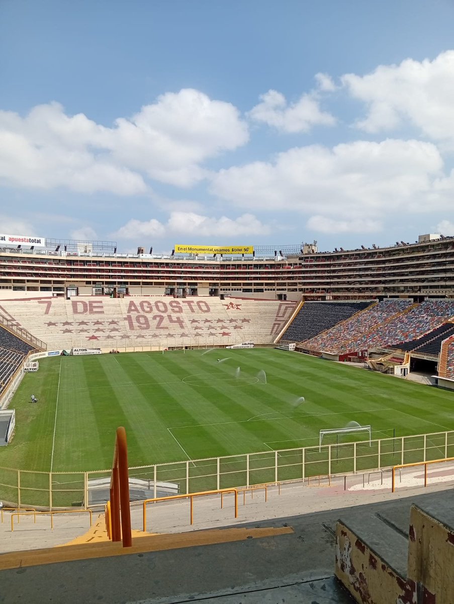 TiempoCrema1924's tweet photo. 𝙉𝙐𝙀𝙎𝙏𝙍𝙊 𝙏𝙀𝙈𝙋𝙇𝙊 🏟️ 
El Monumental, el estadio más imponente y moderno del Perú 🇵🇪, abrirá sus puertas para recibir a más de 60 mil hinchas merengues. 
Porque cuando juega Universitario, el Perú se pinta de crema

"LA U ESTÁ DE VUELTA"
@Universitario
#JuntosTodos https://t.co/u0yDjhoBTp