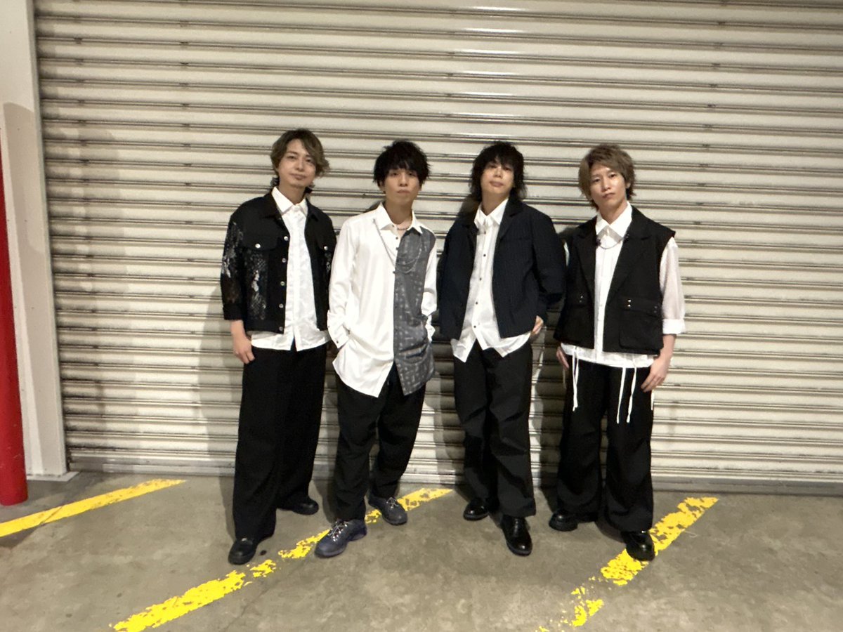 iD7_VISIBLIVE's tweet photo. ＼バンドメンバー初公開！／

#アイナナ_4J は一部楽曲を生バンドで披露いたします！
幕張公演のバンドメンバーはこちら！

Dr / Band Master：山本真央樹
Gt：睦月周平
Ba：アベノブユキ
Key：友田ジュン

▼他公演のバンドメンバーはこちら
https://t.co/WdPLC79dOd https://t.co/I4VpvPI5RA