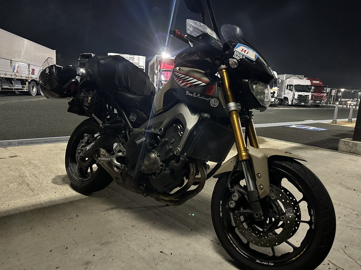 AntonioWaka's tweet photo. 夜中の電波の無いCPクリアして、次は帰りに寄れそうな頃合いで青森発2:30のフェリー。のつもりが秋田道通行止め。
一般道迂回してなんとか間に合いそう。後3時間。間に合うのか?
異音がデカくなり、見たら豪雨でチェーンオイル流れていた。暗闇の山奥で注油したり冒険の扉開きっぱなし。
#gost https://t.co/KWu8Tacqad