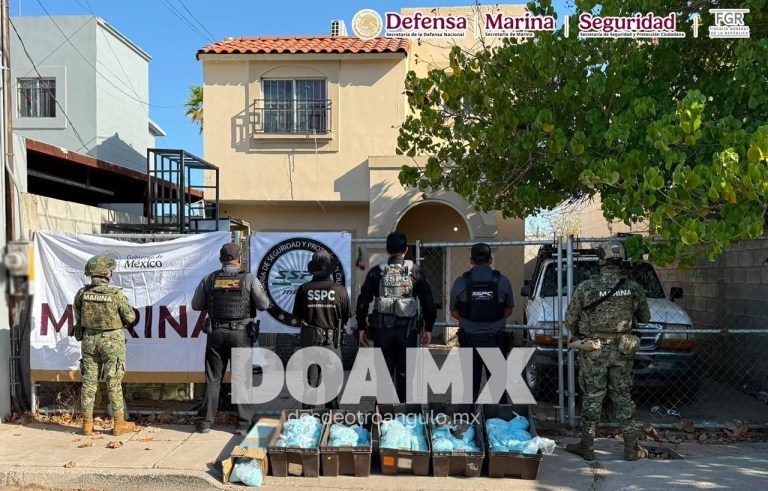 DOA_MX's tweet photo. #EnCorto 🚨 ASEGURAN MÁS DE 120 KILOS DE FENTANILO EN MEXICALI TRAS TRABAJO CONJUNTO CON LA DEA
En un operativo coordinado entre fuerzas federales, autoridades estatales e inteligencia compartida con la DEA, se aseguraron 120 kilos de pastillas de fentanilo —equivalentes a más de 4 millones de dosis— al interior de un inmueble en Mexicali, Baja California. Tras cumplimentar una orden de cateo, los efectivos decomisaron además un arma corta, un vehículo y una cuatrimoto. ¿Qué avances registra la FGR en la integración de la carpeta de investigación? Lee la nota completa.
Más info: https://t.co/YRTdBTRRFp
#DesdeOtroÁngulo