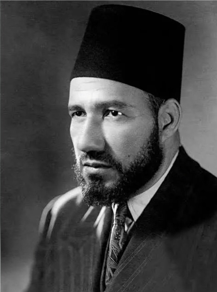 Sarahsa09309757's tweet photo. En 1928, Hassan al-Banna fonde en Égypte les Frères musulmans. Leur slogan annonce clairement leur projet :

« Le Coran est notre Constitution, le djihad est notre voie et mourir pour la cause de Dieu est notre plus grand souhait. »

Tout était déjà là : le Coran comme Constitution, le djihad comme méthode et la mort pour Allah comme idéal suprême.

Al-Banna abandonne l’enseignement et parcourt les villages égyptiens pour recruter. Son arme principale : la victimisation.

Il affirme que l’identité islamique aurait été détruite par les « infidèles » occidentaux. Il présente son mouvement comme persécuté, tout en promettant à ses partisans une victoire accordée par Allah.

Pour les préparer au sacrifice, il leur annonce :

« Vous serez emprisonnés et arrêtés, déplacés et dispersés, vos biens seront confisqués, vos activités suspendues et vos maisons fouillées. »

Puis il invoque le Coran :

« Les gens pensent-ils qu’on les laissera dire : “Nous croyons”, sans les éprouver ? »

Le mécanisme est redoutable : transformer chaque arrestation en persécution, chaque opposition en attaque contre l’islam et chaque sacrifice en devoir religieux. Al-Banna demande alors à ses partisans s’ils sont prêts à devenir les « partisans de Dieu ».

C’est avec ce discours victimaire et communautaire que les Frères musulmans ont conquis les esprits, implanté des branches dans tout le pays et construit un puissant réseau politique, éducatif et idéologique.

Ils ont ensuite désigné leur ennemi absolu : l’Occident et tout ce qui lui est associé.

Et lorsque leurs adversaires les accusaient d’appeler à la révolution, Al-Banna répondait qu’ils étaient des « prêcheurs de vérité et de paix » — avant d’ajouter que quiconque s’opposerait à leur appel deviendrait un « insurgé injuste » contre lequel Dieu leur permettait de se défendre.

Victimes dans le discours. Conquérants dans le projet.

Et près d’un siècle plus tard, une partie de la gauche occidentale s’est alliée à cette idéologie qui désigne pourtant l’Occident, ses libertés et ses valeurs comme des ennemis.

Si vous reconnaissez aujourd’hui des discours similaires à ceux d’Al-Banna, comprenez bien qu’ils s’inscrivent dans l’idéologie des Frères musulmans.