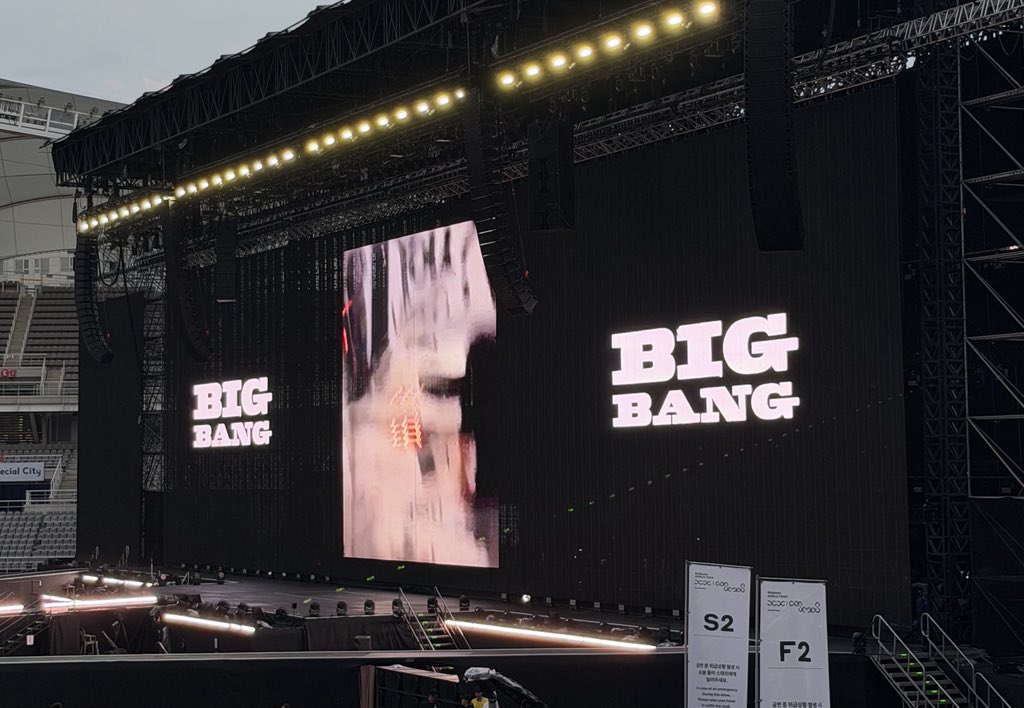 parkbeaus's tweet photo. jihoon sent a message 💌

🐶 i watched BIGBANG hyungnim’s concert today
🐶 it just felt like i unfolded my whole life on one loooong roll of paper and looked through it.
🐶 they’re more than just singers. they are my life
🐶 it wasn’t simply a feeling of “im enjoying this moment!” but rather vivid memories from that time in every single song kept coming back to me
🐶 like i remember being at this certain state when i listened to this song~ and all those memories
🐶 no matter what anyone says. to me, they’re a group that means so much to me in so many different ways!!
🐶 im going to carry this vibe with me to tomorrow’s concert and give it my all too 🌞
🐶 and even the fact that i debuted at YG and am talking to you right now is all thanks to BIGBANG sunbaenims being there in the first place hehe

22:02 kst ⋆ 260821