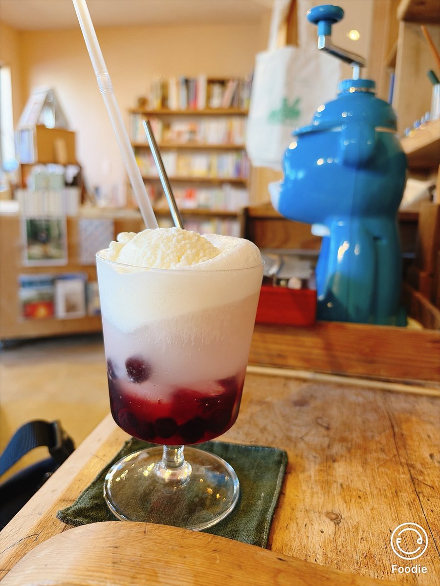 yurisyo's tweet photo. 昨日の本屋さん
スペシ��ルなクリームソーダ https://t.co/fo1YDMSKbJ