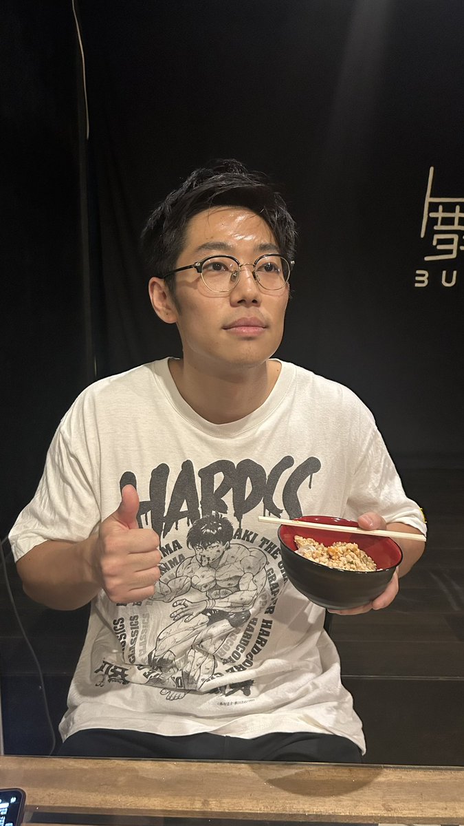 Dododoujima's tweet photo. リキさんバーにきました
激うま素麺でした😊

ひなたさん
オオツカくん(ドラム)

#芸人無料食堂 https://t.co/zHHRr0i1Yt