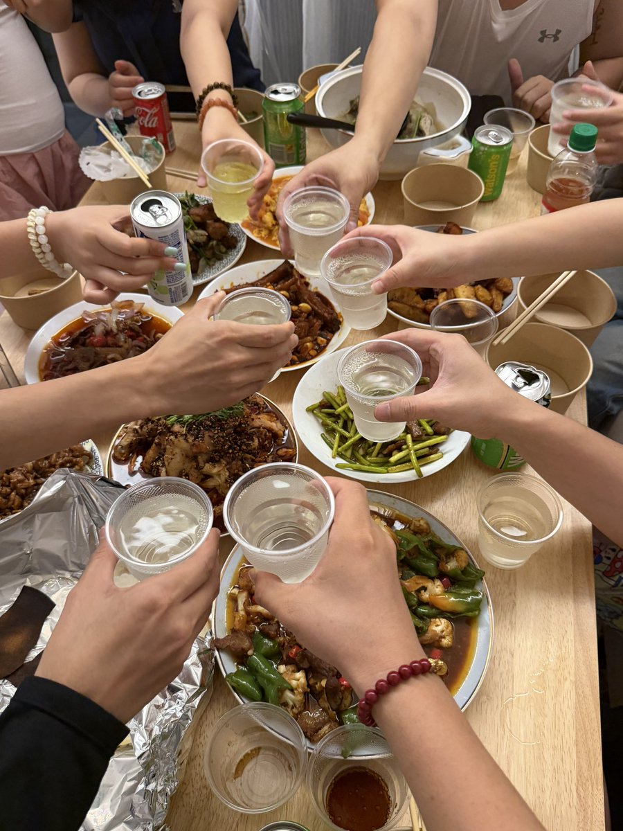 0xzhaozhao's tweet photo. 又要周末咯 🍻
来 HTX 小杜姐 @Xiaodu_HTX 家蹭饭咯！
又遇到了好多老师！

@Angela_Bitunix 老师也分享了不少「财富密码」👀感觉以后真要玩 AI 美股，
得多和台湾集美、集帅们聊聊了。

「牛初多震荡，
��荡、洗盘、回踩，
最不缺的就是上车的机会。」
⸻———
@HuobiGlobal 滚滚姐 @Lumibb_
也赞��了周末红包 🎁
·10U × 10人！
祝火币 13 周岁生日快乐！🎂
☑️ 关注 @HuobiGlobal
☑️ 转发 ☑️ 评论
⸻———
另外还有一个可以顺手薅羊毛的：
HTX 13 周年狂欢活动 🎉
基本都是一些简单任务，顺手就能完成。
一共 13 个宝石任务，
完成任务即可获得对应奖励：
💎 9颗 ，解锁抽奖，奖池丰富，大不大奖看运气
💎 11颗 ，每天 13:13 抢红包
💎 13颗 ，解锁更高奖励