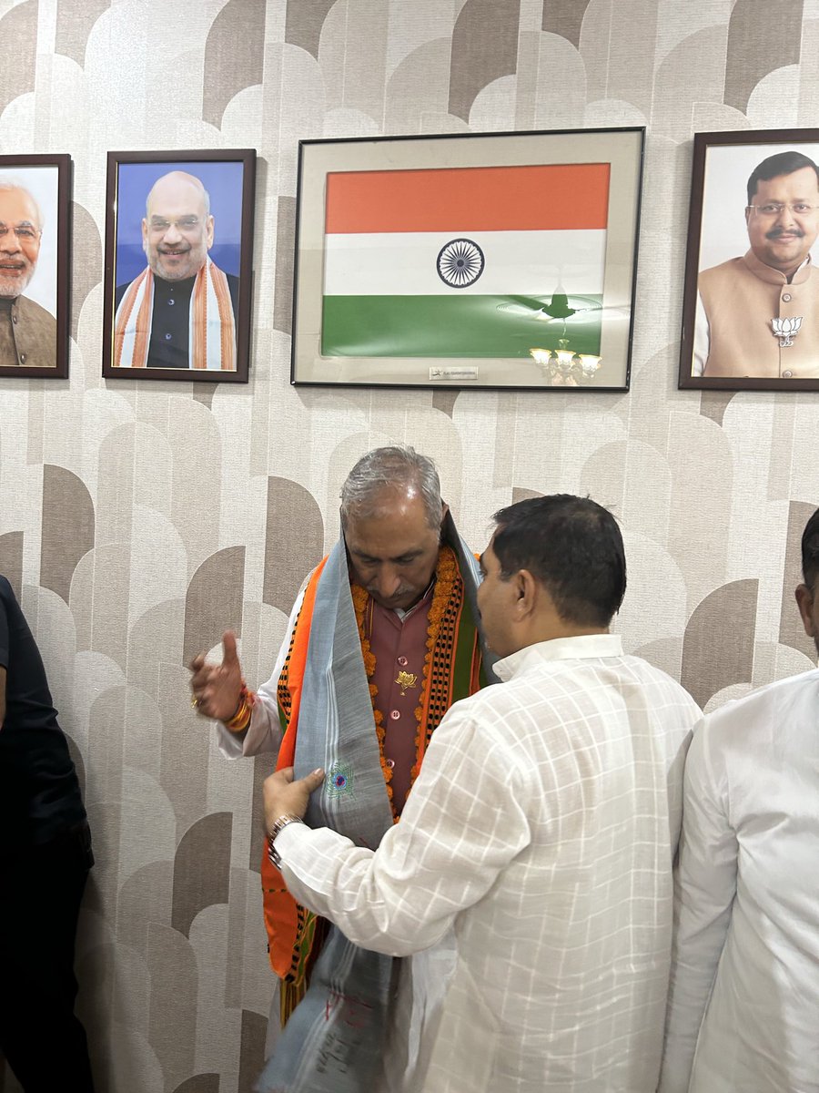 yogeshtrip's tweet photo. आज दिल्ली आवास पर किसान मोर्चा के राष्ट्रीय अध्यक्ष माननीय बंशीलाल   गुर्जर जी से आत्मीय भेंट वार्ता की तथा शुभ कामनाएँ प्रेषित की ! https://t.co/CLwLc2cLVH