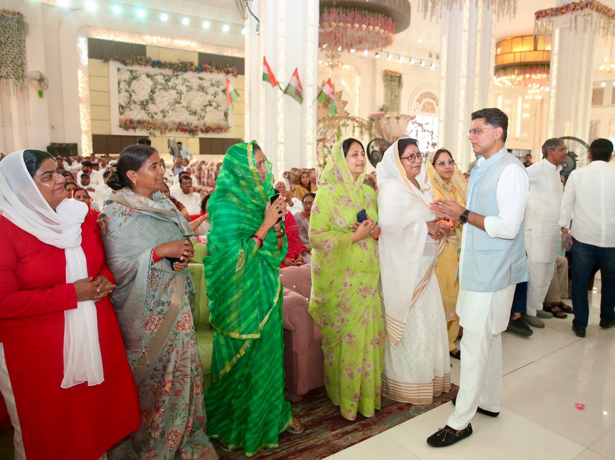 SachinPilot's tweet photo. भाजपा सरकार अपनी नाकामी को छिपाने के लिए लंबे समय से पंचायत एवं निकाय चुनावों को टालती रही है, अंत में कोर्ट को इस मामले में दखल देना पड़ा तो सरकार ने ये चुनाव कराने का निर्णय लिया है। अब भाजपा को इसका जवाब देने का समय आ गया है।

आज प्रदेश की जनता भाजपा सरकार की कुनीतियों और दिशाहीन कार्य प्रणाली से परेशान है और अब जनता पंचायत एवं निकाय चुनावों में भाजपा को इसका मुंहतोड़ जवाब देने के लिए तैयार है।

प्रदेश में होने वाले पंचायत एवं निकाय चुनावों को लेकर जयपुर में आयोजित प्रदेश कांग्रेस कमेटी की बैठक में प्रदेशाध्यक्ष श्री @GovindDotasra जी, नेता प्रतिपक्ष श्री @TikaRamJullyINC जी, प्रदेश प्रभारी श्री @Sukhjinder_INC जी, महासचिव श्री @JitendraSAlwar जी, सह-प्रभारी श्री @Chiranjeev_INC जी एवं मध्य प्रदेश प्रभारी श्री @Barmer_Harish जी, सांसदों, विधायकों सहित वरिष्ठ नेताओं एवं पदाधिकारियों के साथ चुनावों की तैयारियों और रणनीति को लेकर विस्तृत चर्चा की।

@INCRajasthan