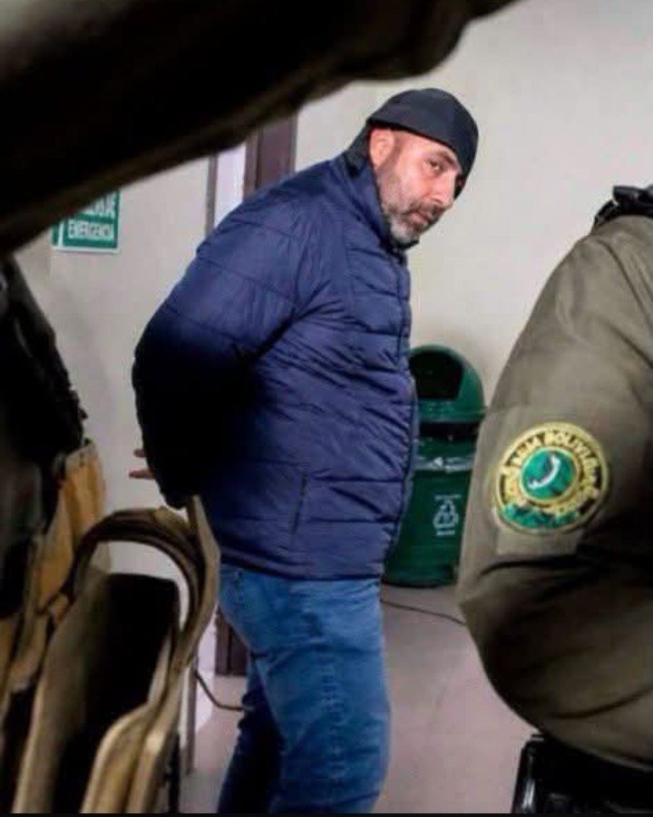 JuanDom38540671's tweet photo. Este es el jefe del ejército de trolls libertarios, esposado, por intento de femicidios...
¿Cuándo veremos en la. misma situación al "Gordo Dan" y sus compañeros de streaming? https://t.co/jKJCaFRVf8