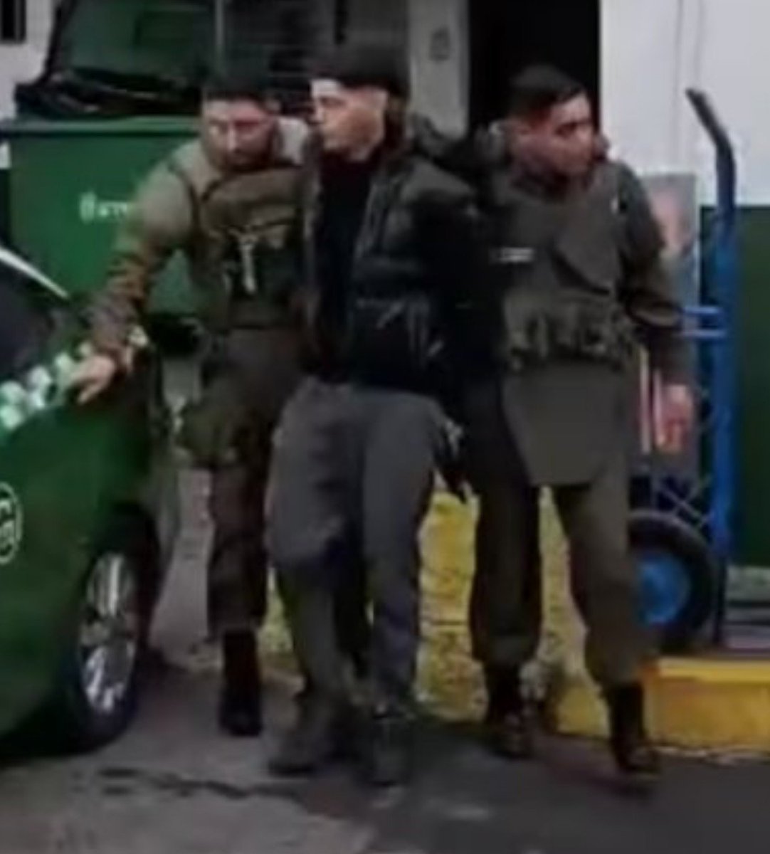 RepublicanoCh's tweet photo. Este "estudiante" de 20 años del I. Nacional sorprendido con bombas Molotov poseedor de  un amplio prontuario criminal. Adivinen por quién vota?? https://t.co/RKAIpHWlRe
