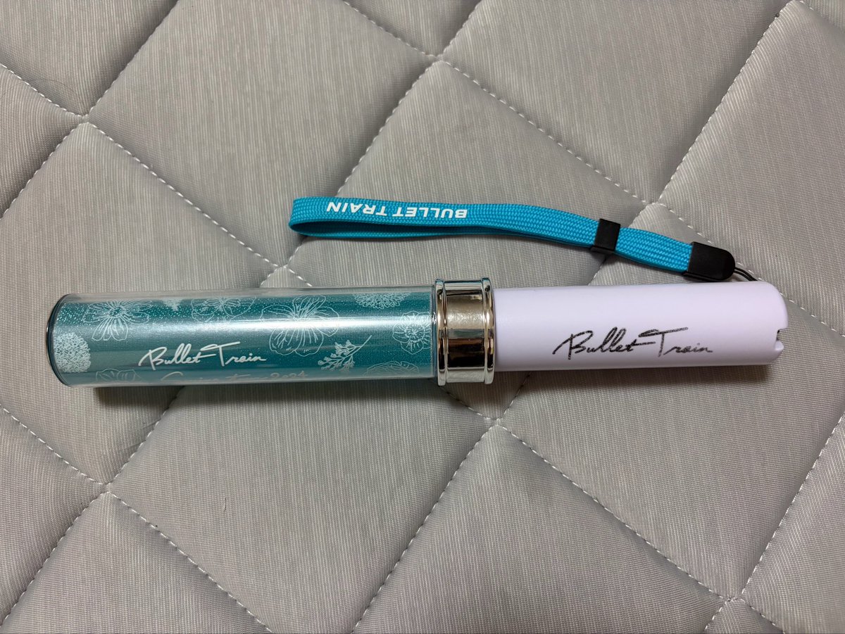 mikoukan's tweet photo. 超特急 アロハ ペンライト Rail is Beautiful RiB 買取 譲渡

下記のものをお譲りします。
金額は要相談で振込またはPayPayでお願いいたします。

2枚目ロゴが消えかかっておりますので神経質な方のご購入はお控えください。

お気軽にお声掛けください！ https://t.co/DcbadyXWLm