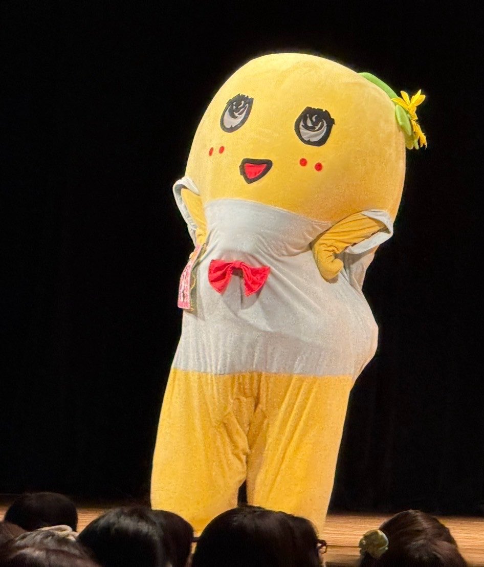 funassyi's tweet photo. ヾ(。゜▽゜)ノ言っておくけどー腰に手をあてて喋るタイプなっしー♪

みんなー今日も暑い中お疲れ様なっしー♪
明日も元気に過ごせます様に梨汁ブシャー:＊

もやたいぷー https://t.co/BUsRXVqx5M