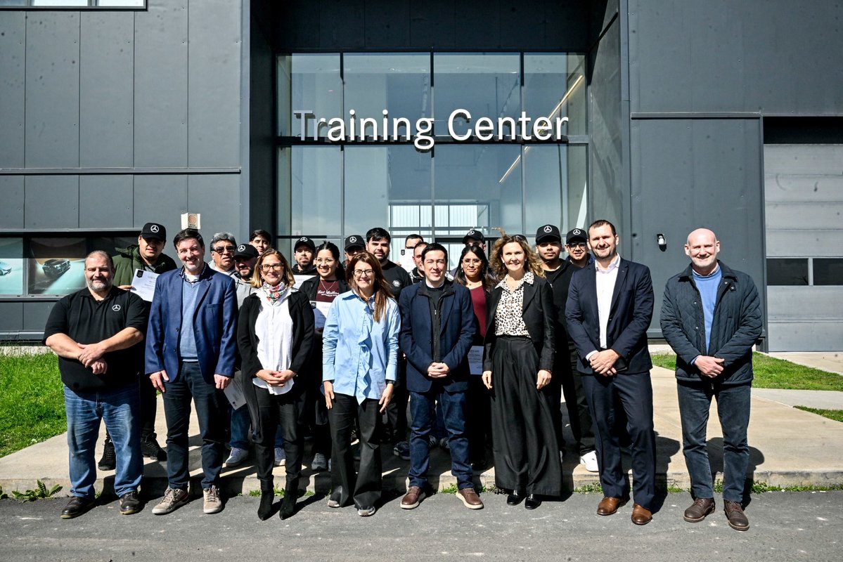 Nardini_Leo's tweet photo. La educación y el trabajo tienen que estar cada vez más cerca

En el Training Center de Mercedes-Benz en #MalvinasArgentinas, estudiantes del Centro Municipal de Estudios y de escuelas técnicas se capacitan en mecánica y nuevas tecnologías con estándares internacionales, sumando herramientas concretas para insertarse en el mundo laboral.

Siempre impulsamos esta articulación entre lo público y el sector privado porque creemos que es un camino que hay que multiplicar: vincular a nuestros jóvenes con el sector productivo y generar más oportunidades de formación y empleo en Malvinas y en toda la provincia de Buenos Aires.