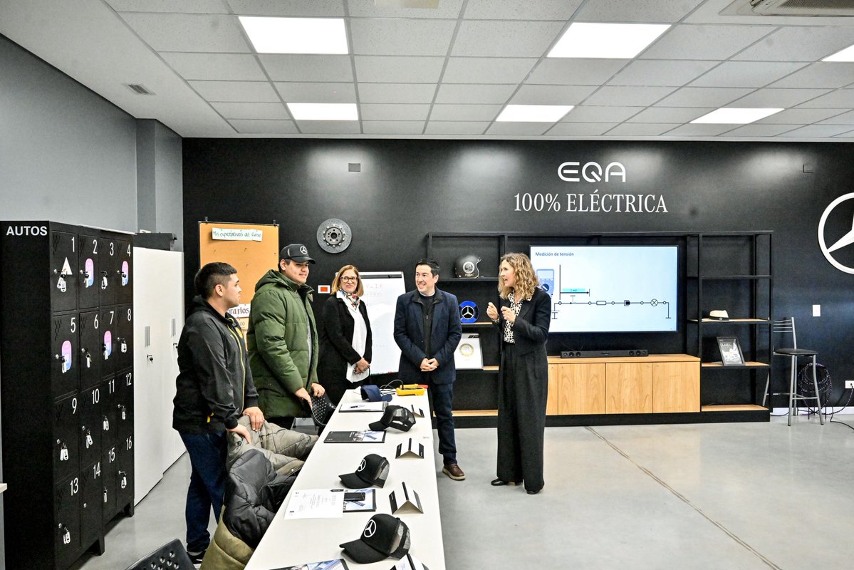 Nardini_Leo's tweet photo. La educación y el trabajo tienen que estar cada vez más cerca

En el Training Center de Mercedes-Benz en #MalvinasArgentinas, estudiantes del Centro Municipal de Estudios y de escuelas técnicas se capacitan en mecánica y nuevas tecnologías con estándares internacionales, sumando herramientas concretas para insertarse en el mundo laboral.

Siempre impulsamos esta articulación entre lo público y el sector privado porque creemos que es un camino que hay que multiplicar: vincular a nuestros jóvenes con el sector productivo y generar más oportunidades de formación y empleo en Malvinas y en toda la provincia de Buenos Aires.