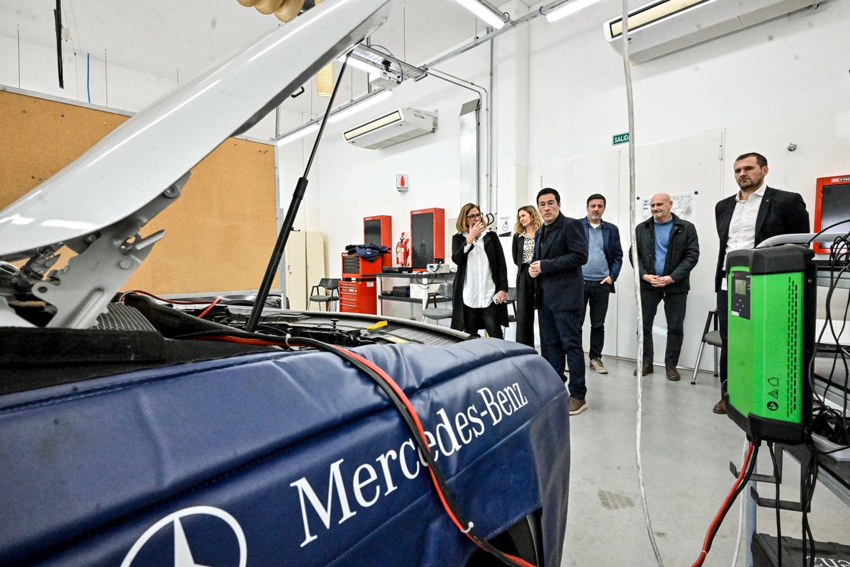 Nardini_Leo's tweet photo. La educación y el trabajo tienen que estar cada vez más cerca

En el Training Center de Mercedes-Benz en #MalvinasArgentinas, estudiantes del Centro Municipal de Estudios y de escuelas técnicas se capacitan en mecánica y nuevas tecnologías con estándares internacionales, sumando herramientas concretas para insertarse en el mundo laboral.

Siempre impulsamos esta articulación entre lo público y el sector privado porque creemos que es un camino que hay que multiplicar: vincular a nuestros jóvenes con el sector productivo y generar más oportunidades de formación y empleo en Malvinas y en toda la provincia de Buenos Aires.