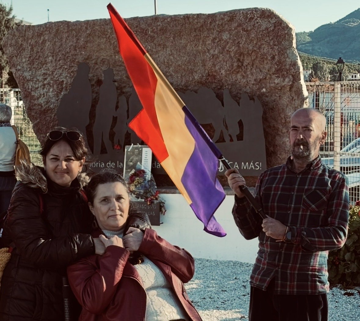 foromemoria's tweet photo. Entre lágrimas despedimos a nuestro amigo y compañero Miguel Cerón. Representas lo que nuestra organización ha querido aportar y construir: honestidad, valores, lucha incansable y grupo. Nunca podremos agradecerte todo lo que nos has dado y tanto que nos has legado. https://t.co/QPfOVp0fWD
