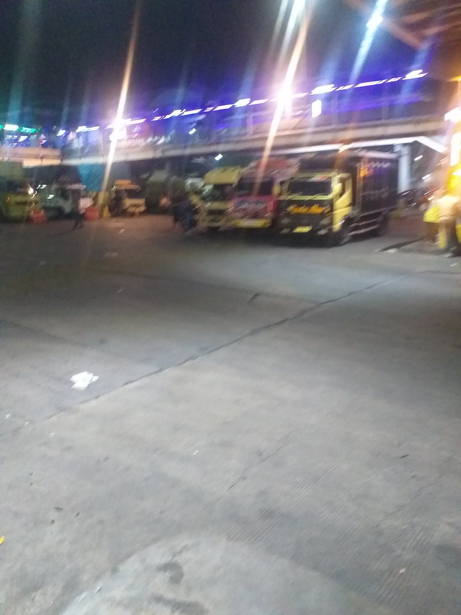 resha31_'s tweet photo. Nunggu 3 jam naik kapal di merak, antrian tidak teratur, tidak ada yang ngatur petugas kalah sama calo tolong asdp merak diperbaiki lagi antriannya https://t.co/ULh1Ca18nv