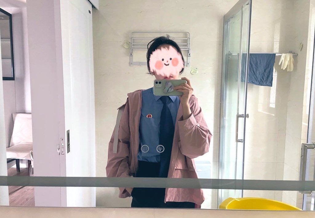 rude_skunk's tweet photo. 今天工作有点累，庄严的工作单位铸造我严肃的外表，却不能掩盖我热烈的内心，我总会找各种机会展露我真实的内在美，油腻大叔主页私信哟 https://t.co/W5LBIPRUc7
