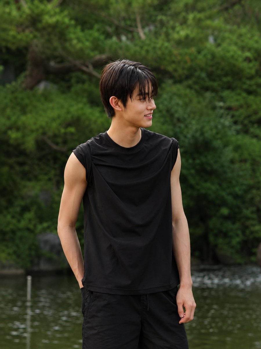 coertee's tweet photo. SEONGHYEON WITH BLACK TEE 😫

sepanjang nonton salfok banget sama eom sean karena SECAKEP ITU kayak abis wudhu 😭 https://t.co/cHTZO2xZ6T