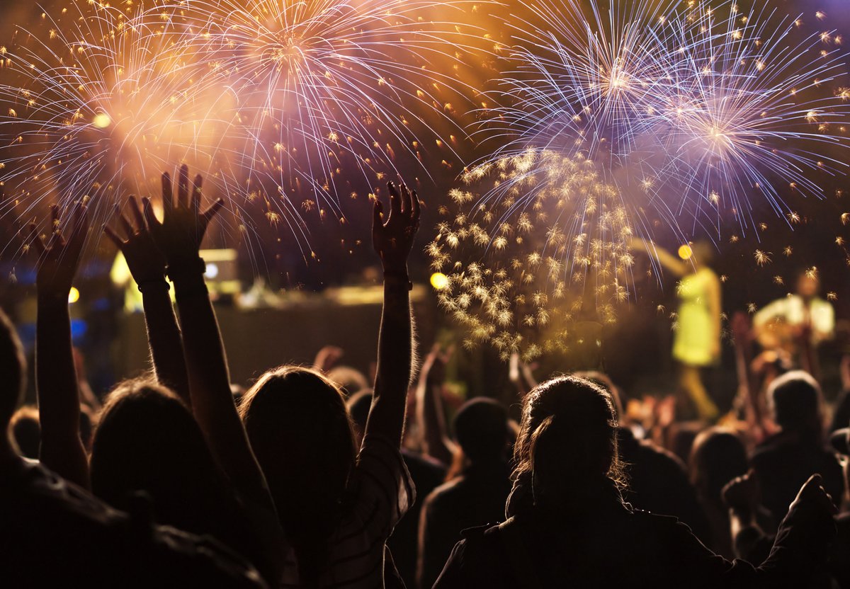 zara__vvg's tweet photo. Midnight bells ring, sparklers glow, and new year’s cheers fill the air—happy 2024 to all! https://t.co/ifFWYtADep