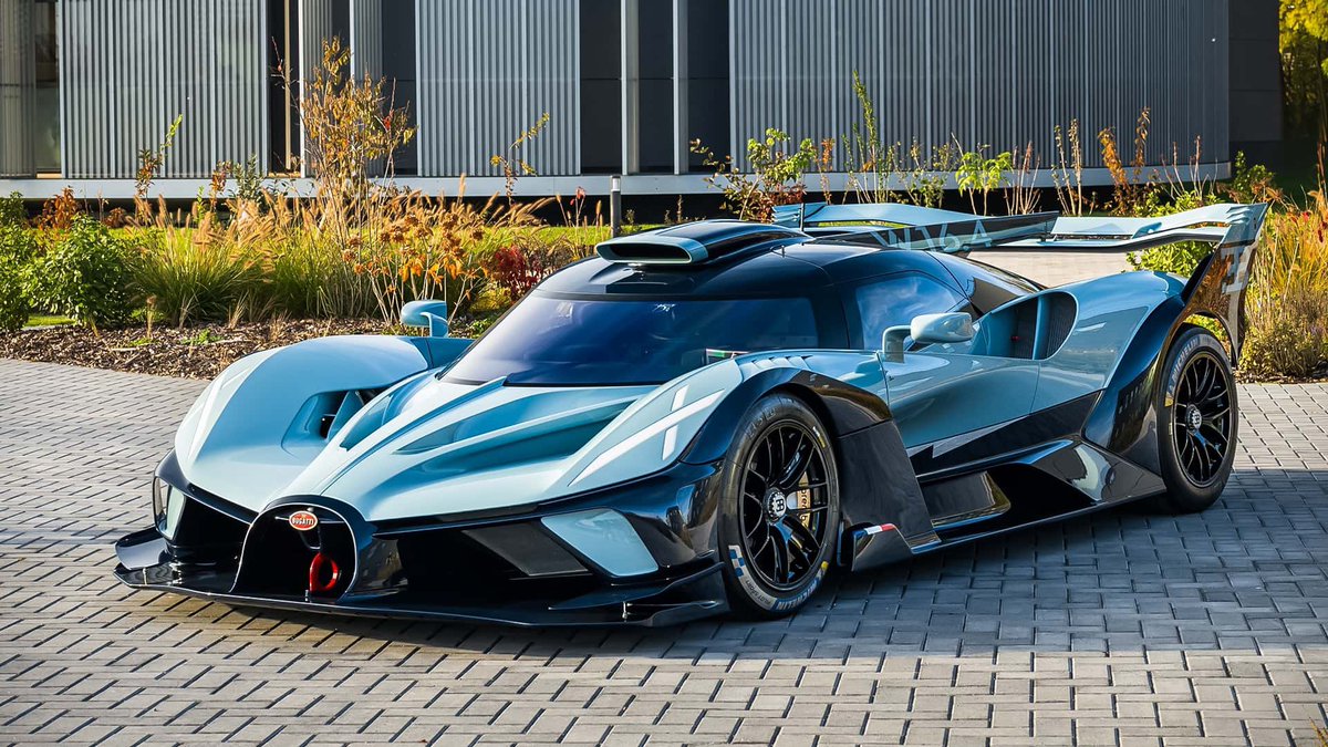 yasser_2j's tweet photo. 🚨جمعت بعض المعلومات عن التسريب الجديد لـ GTA 6:

🔹مبدئيا التسريب ذا افضل من الي قبله من ناحية الجودة وكثافة الـNPC. 

 🔹بداية المقطع نشوف جيسون يحاول يسحب واحد من الـNPCs من سيارته الي تشبه الي في الصورة، وهنا يبان نظام جديد في GTA VI. 

الي هو ان الـNPC بيقاومك وبتحتاج تضغط الزر بسرعة أكثر من مرة عشان تطلعه من السيارة، يعني حتى سرقة السيارة صار فيها Quick Time Event. 

🔹وبرضو واضح إن:
1-الشرطة تومض لك بسبب مخالفة المرور
2-الشرطة صارت تظهر أكثر في الشوارع مقارنة بـGTA V
3-سرقة سيارة تعطيك نجمتين مباشرة
4-الـFOV يعطيك إحساس أقوى بالسرعة وأنت تسوق