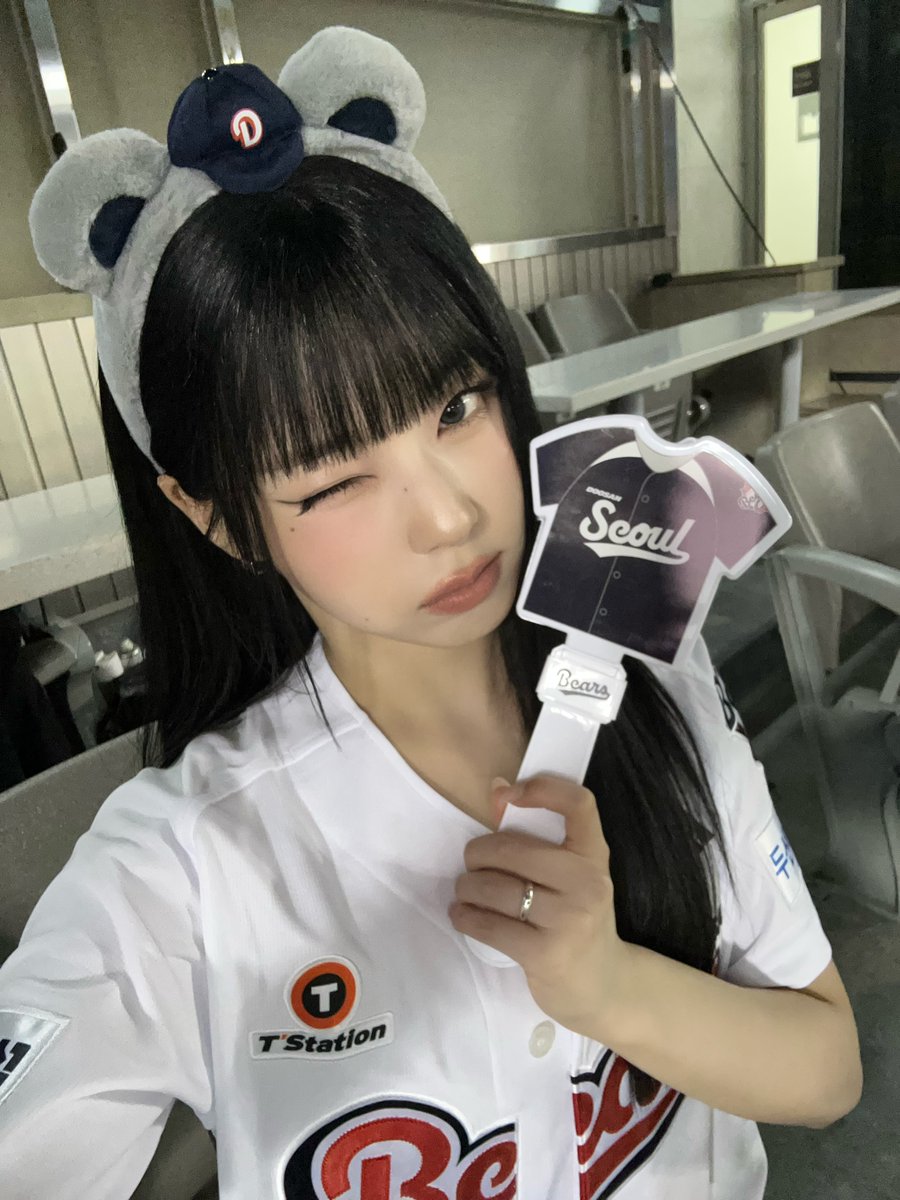 NMIXX_official's tweet photo. [📸] 2026 KBO리그 - 두산 베어스 vs 롯데 자이언츠

. ๋࣭ ⚾️ ⭑
. 🐻 .°⊹
. ∧ ,, ∧
（｡ɞ̴̶̷ ̫ ɞ̴̶̷｡)つ ⚾️
⊂    ノ
し-Ｊ

#NMIXX #엔믹스
#규진 #KYUJIN
#두산베어스 #doosanbears https://t.co/ZtEKIp5gUu