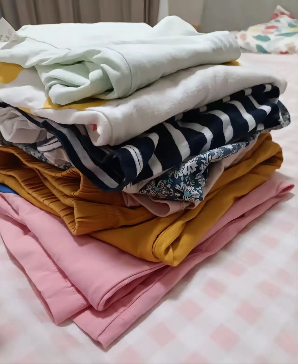 claudiucpassos's tweet photo. Just finished folding all the fresh laundry from the line—sunshine still lingers on the cotton and that clean, warm smell makes this messy weekday feel so good! https://t.co/AKxMa77ZID